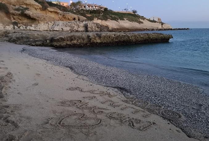 Gli auguri per il 2020 nella spiaggia di Balai (foto di Gavino Masia)