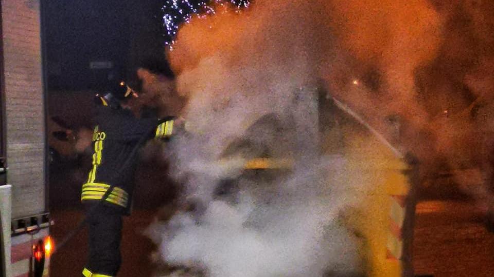 Notte di Capodanno: 28 cassonetti incendiati nel modenese