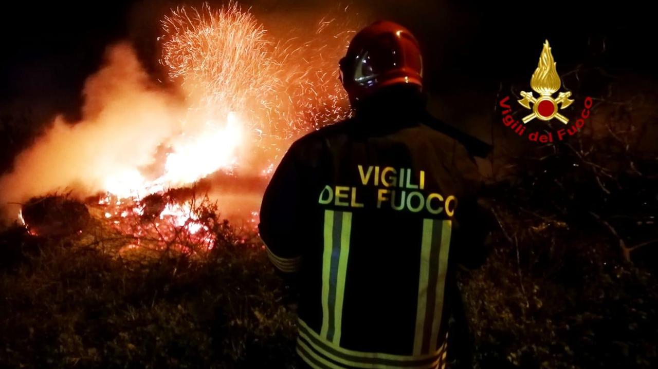 Immondizie a fuoco nella notte di Capodanno (foto Mario Rosas)