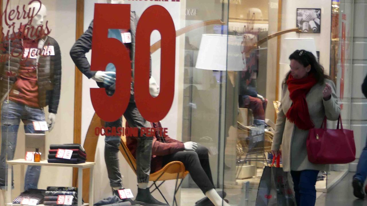 Arriva la stagione dei saldi, si comincia sabato 4 gennaio