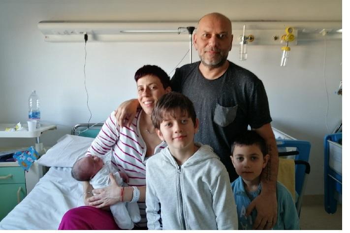 La bella famiglia Vultaggio Pasella con il nuovo fratellino Samuele