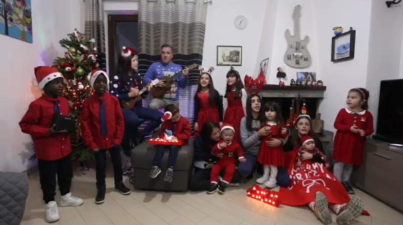 Uri, un messaggio di pace e fratellanza nel video di Natale