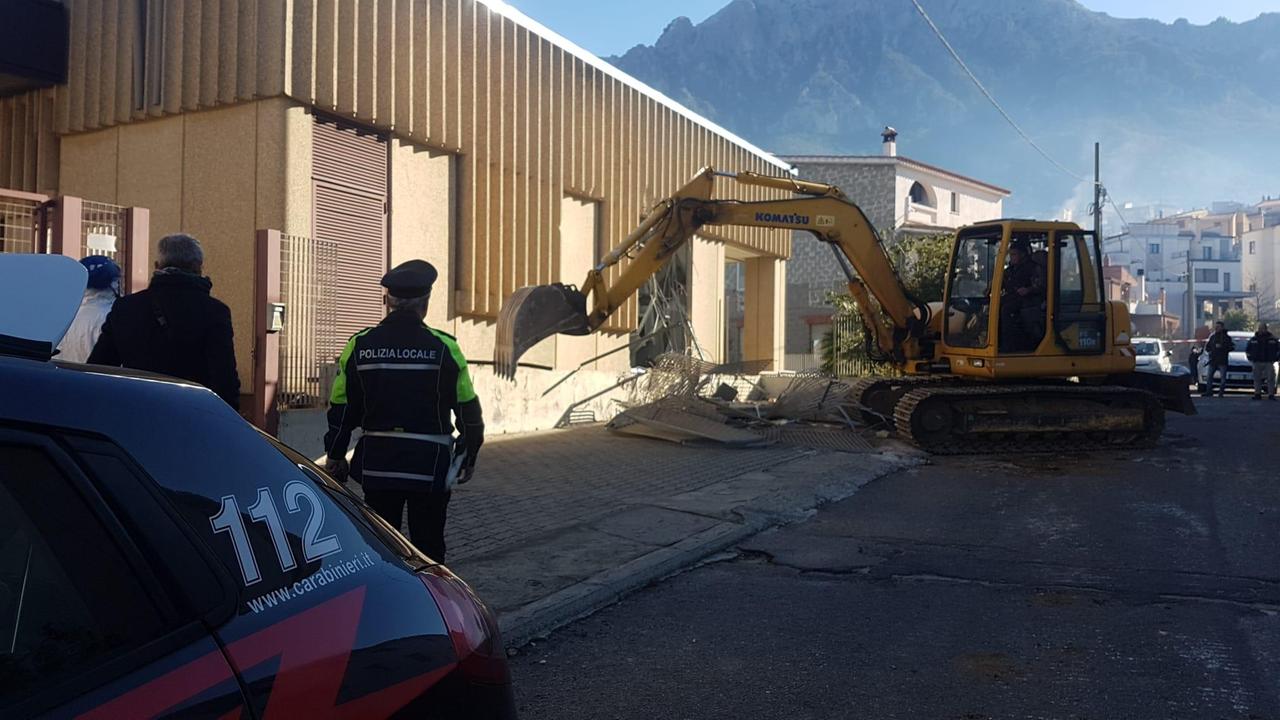 Assalto con la ruspa all'ufficio postale di Oliena, bottino 20mila euro