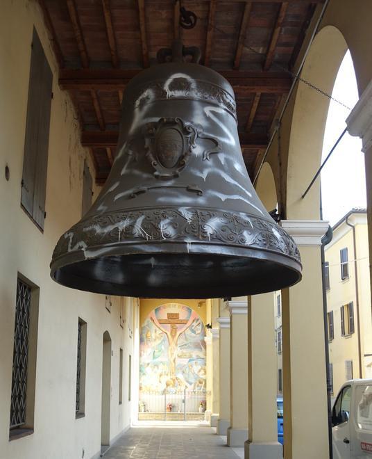 La campagna di Peppone e don Camillo imbrattata per protesta