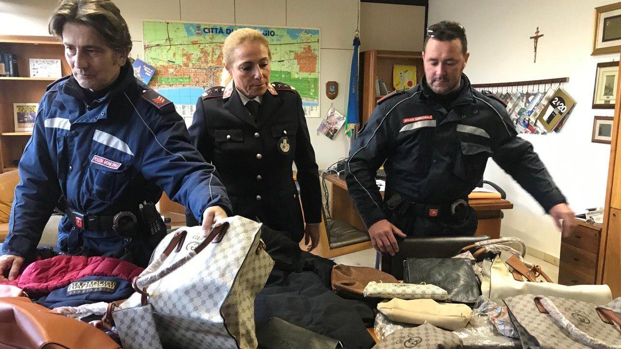 Trenta prodotti contraffati sequestrati sul Molo