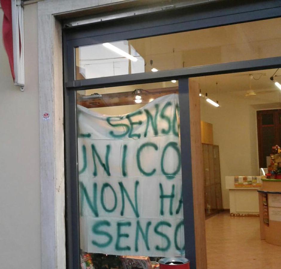 Appese anche lenzuola contro il senso unico in via del Salsero