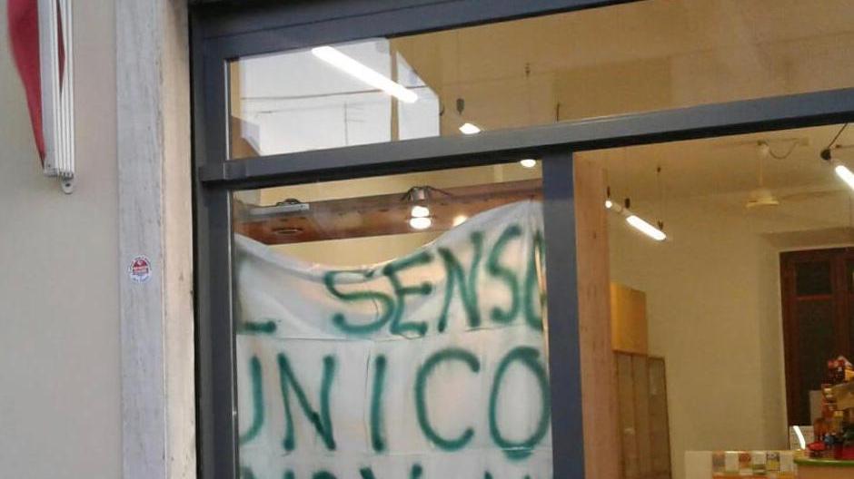 Appese anche lenzuola contro il senso unico in via del Salsero