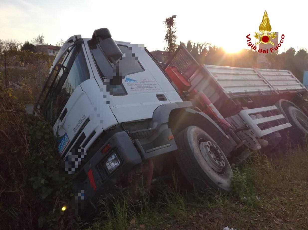 L'autocarro finito fuori strada