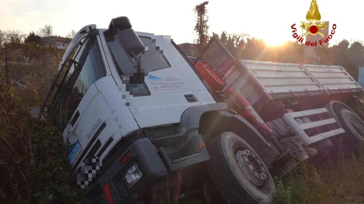L'autocarro finito fuori strada