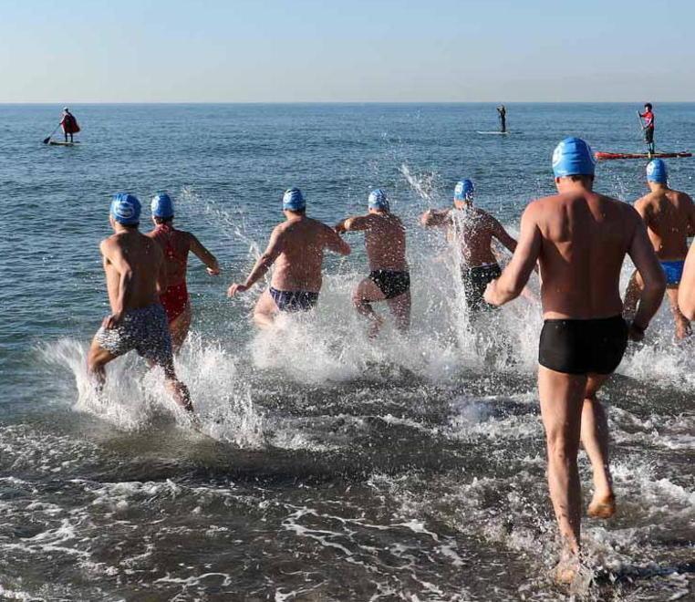 Tuffo in mare dal pontile per salutare il nuovo anno Mastrodomenico da record 