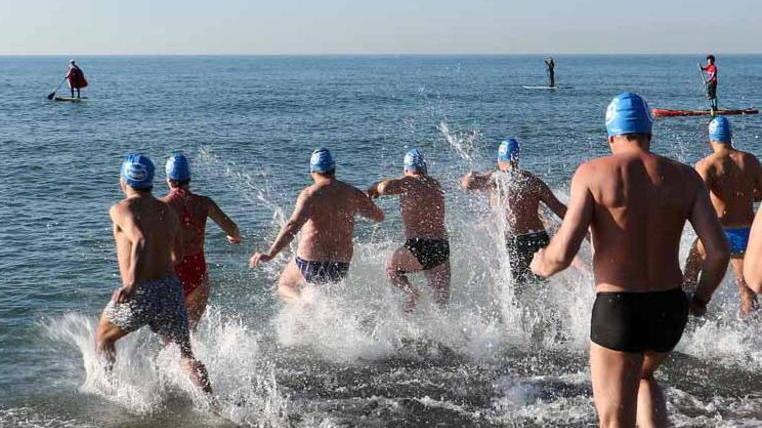 Tuffo in mare dal pontile per salutare il nuovo anno Mastrodomenico da record