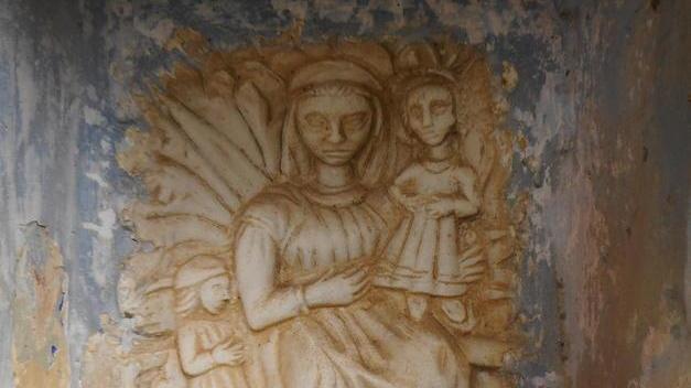 Quella Madonnina un po’ naif sul muro di una casa colonica
