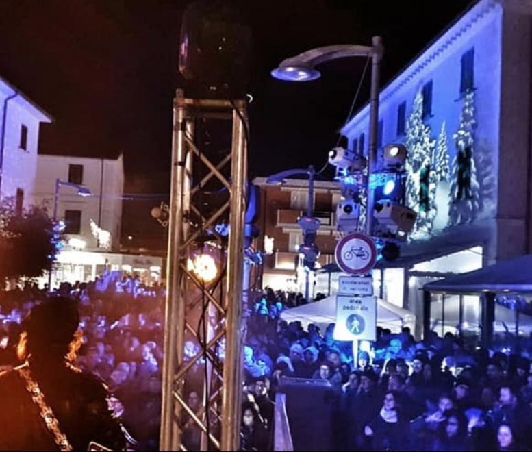 Musica, selfie, cin cin e balli fino a notte fonda In Val di Cornia la festa si fa nelle piazze