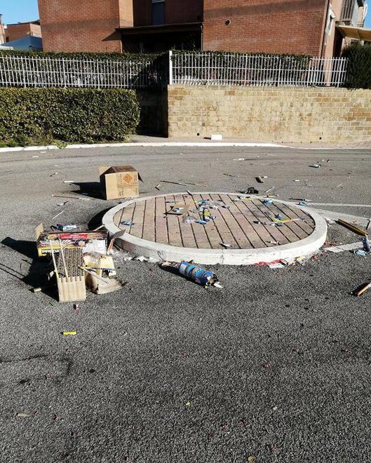 Tanti petardi abbandonati e che si temono inesplosi 
