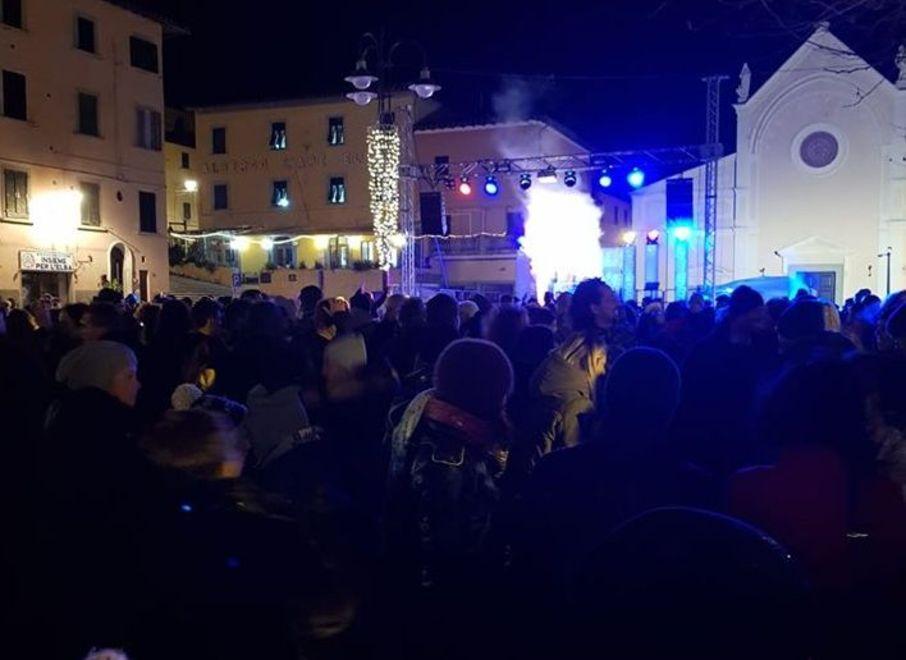 Che belli i fuochi in darsena Poi tutti a ballare in piazza 