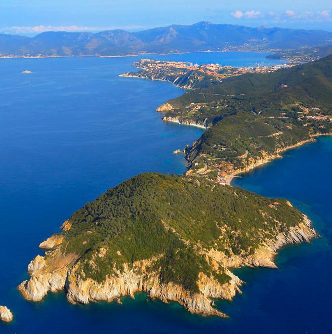 Spunta il video di 3 orche transitate al largo della costa dell’Enfola