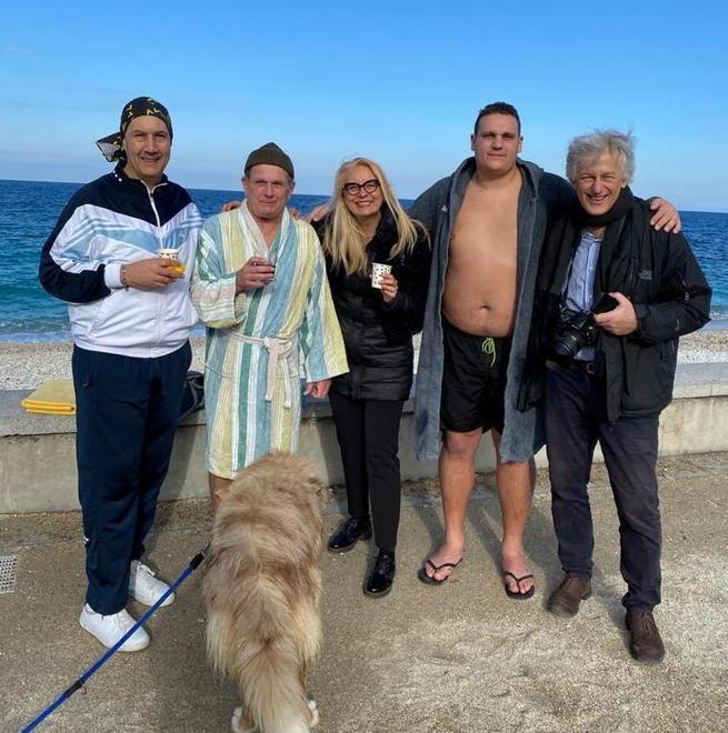L’ex sindaco Mario Ferrari non manca il suo tuffo