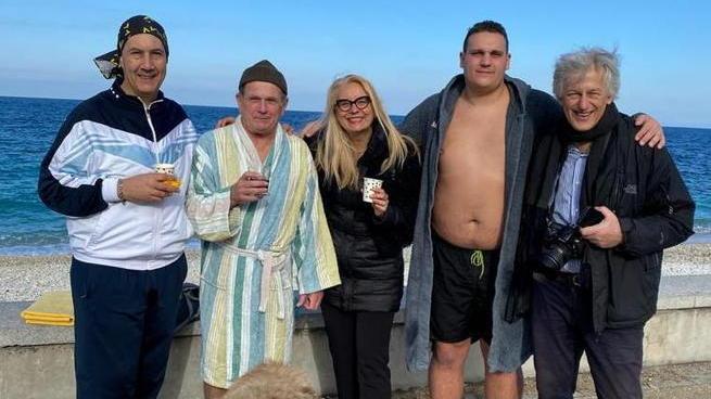 L’ex sindaco Mario Ferrari non manca il suo tuffo