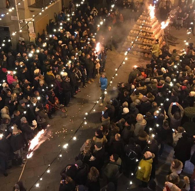 Scoppia un piccolo rogo forse provocato dai fuochi d’artificio 