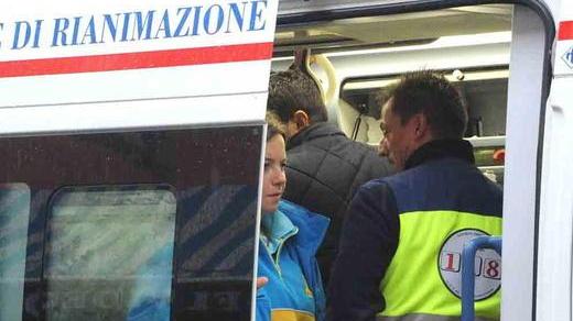Muore a 60 anni sotto gli occhi della moglie e del figlio