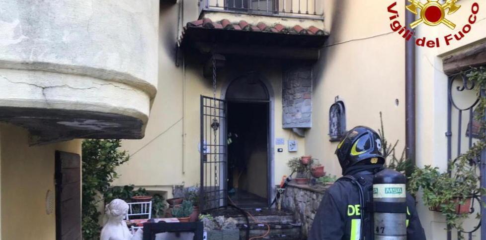 Va in fiamme un appartamento momenti di paura