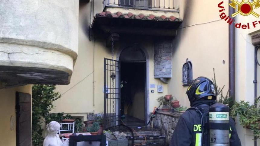 Va in fiamme un appartamento momenti di paura