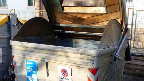 Botti nonostante i divieti e sei cassonetti a fuoco