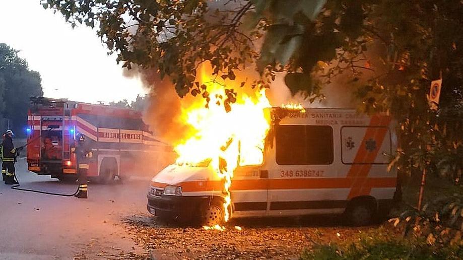 Sassari, incendiata l’ambulanza della Croce Medica