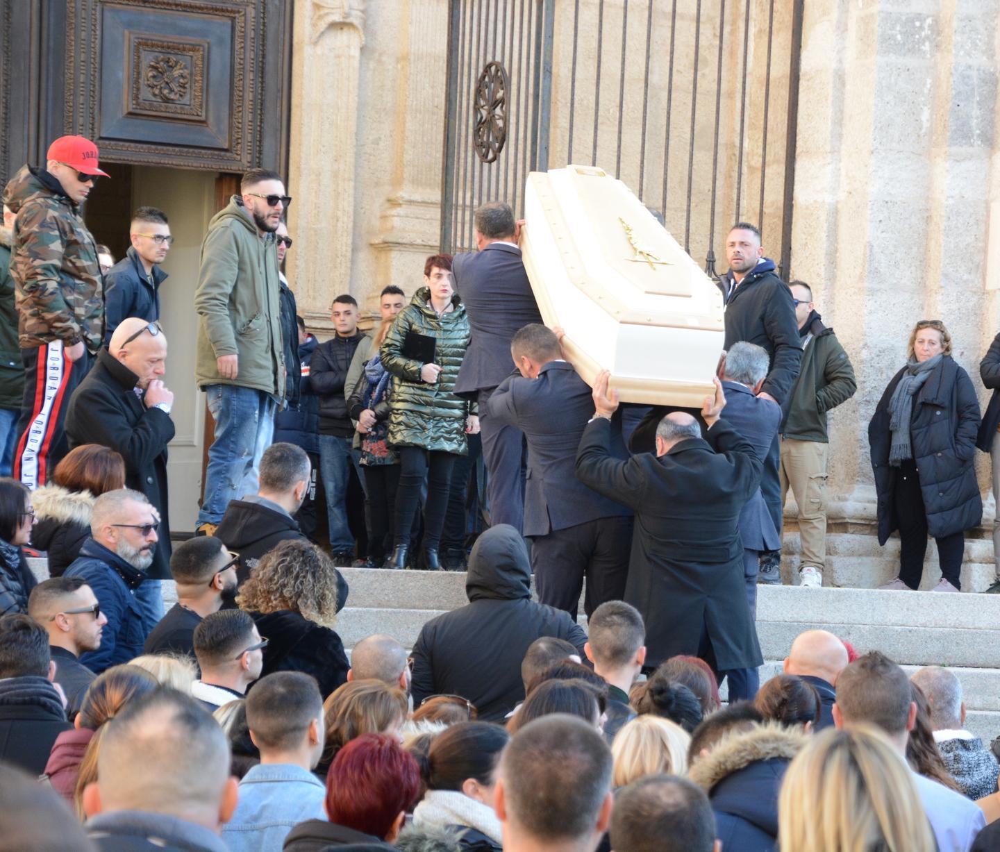 Sassari, Duomo gremito di giovani per l’addio all’amico Giovanni Fresi
