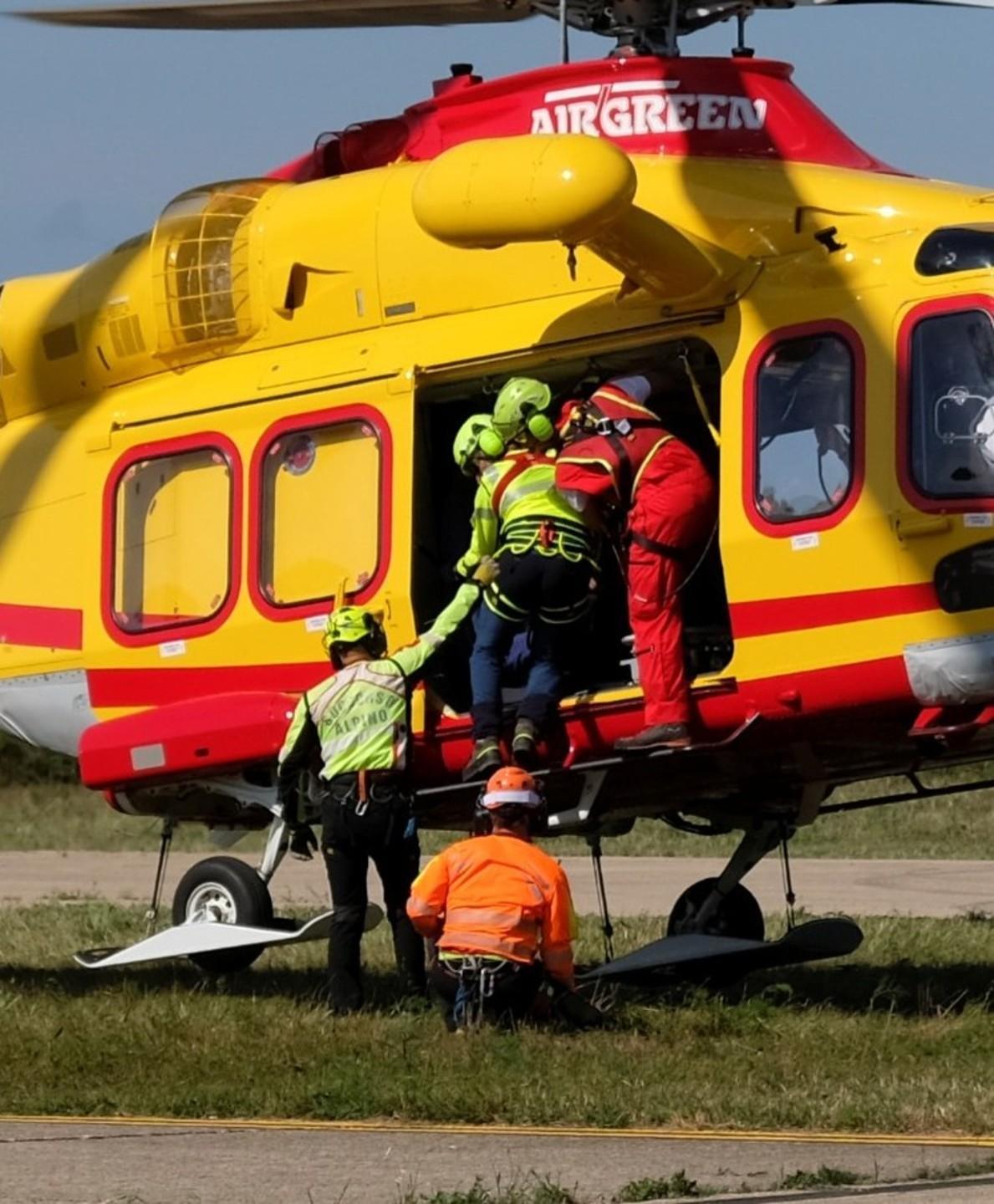 Soccorritori in azione per due escursionisti