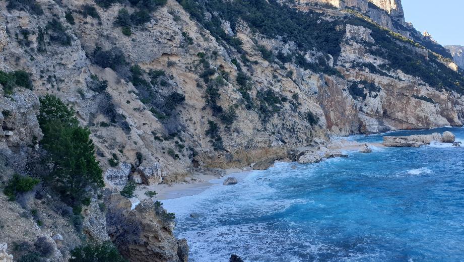 Il Cai saluta il nuovo anno: trekking tra mare e falesie 
