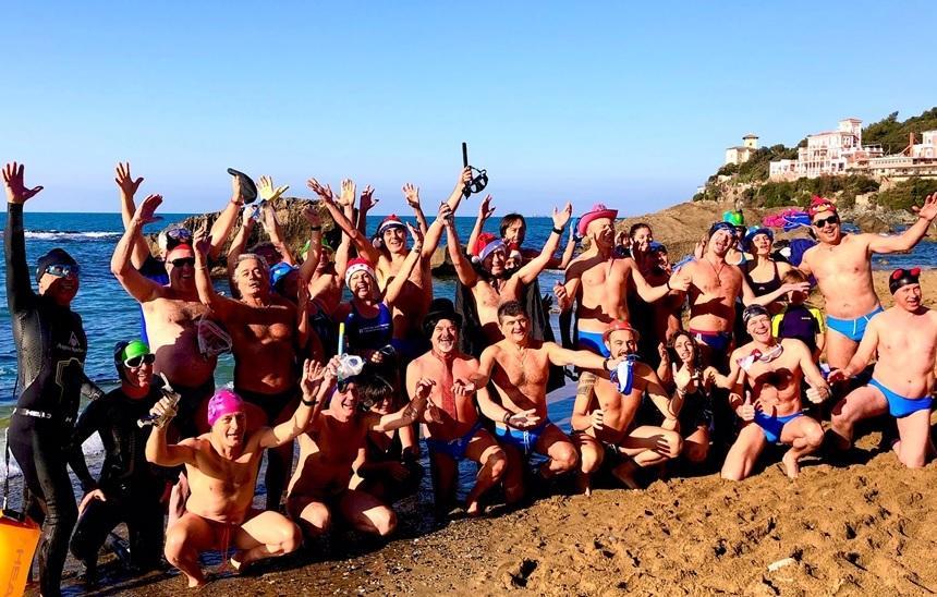 Un tuffo nel mare d’inverno: in 30 brindano tra le onde 