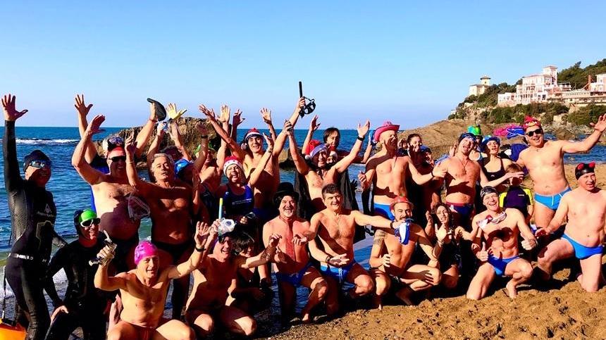Un tuffo nel mare d’inverno: in 30 brindano tra le onde