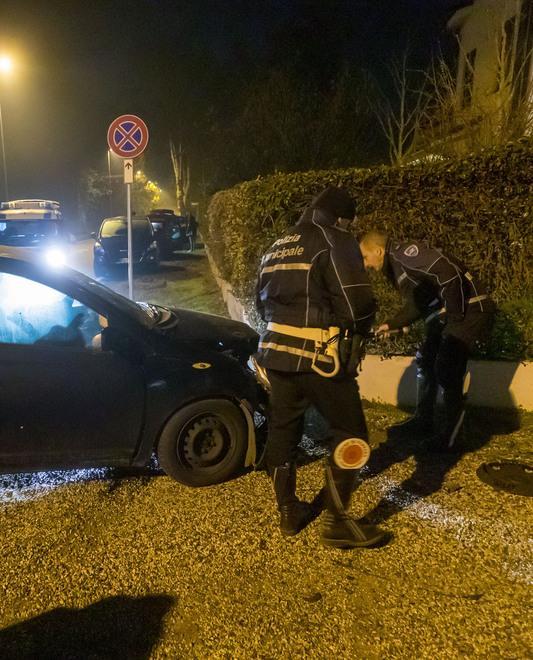 Con l’auto contro un muretto, il più grave non aveva la cintura 