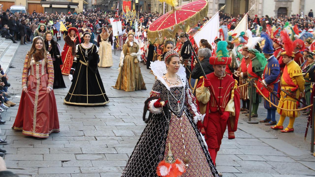 La sontuosa sfilata in costume d'epoca rinascimentale che accompagna la Cavalcata dei Magi