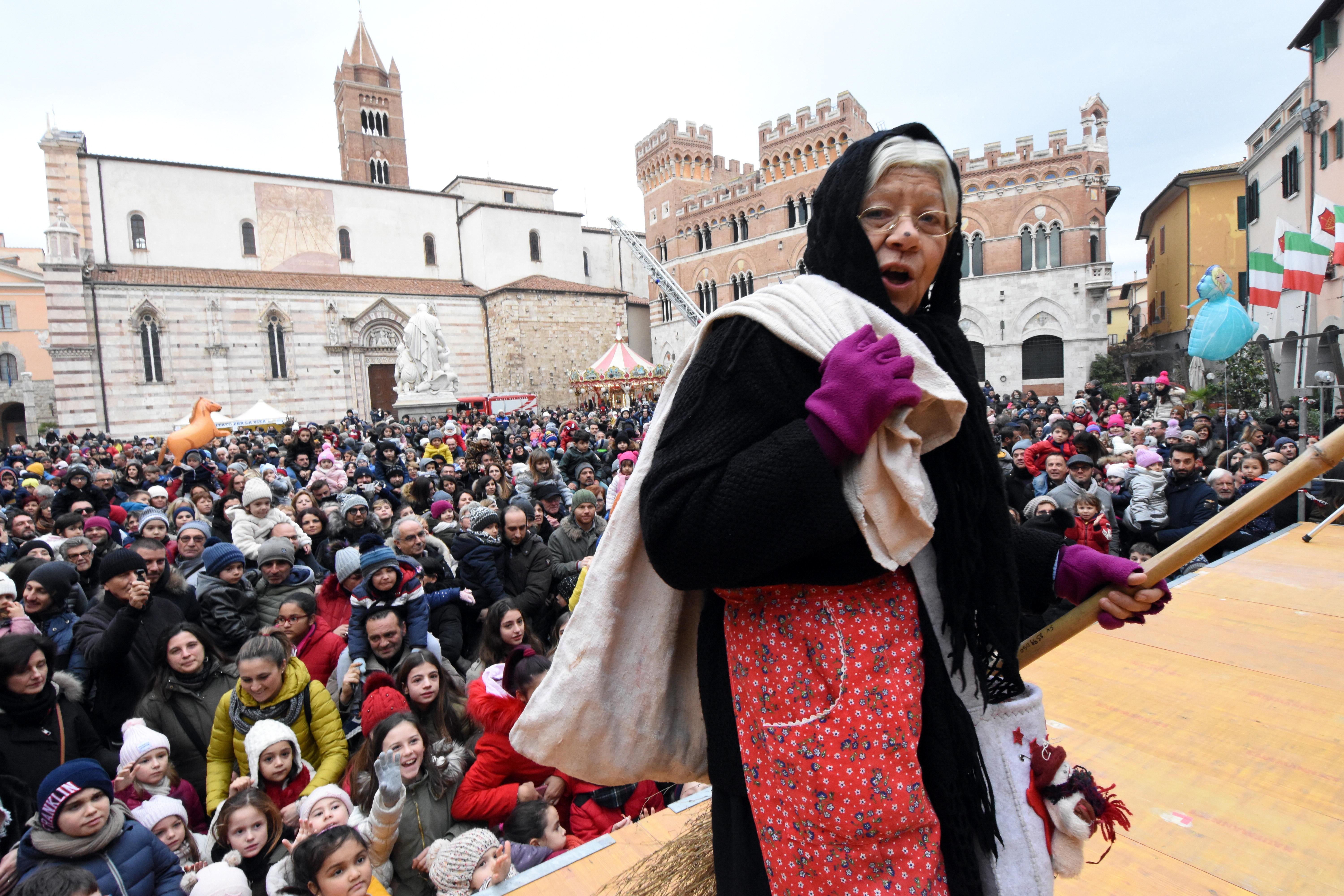 Bagno di folla per la vecchina appena atterrata in piazza Dante per la Befana Volante 2019 (foto Agenzia Bf)