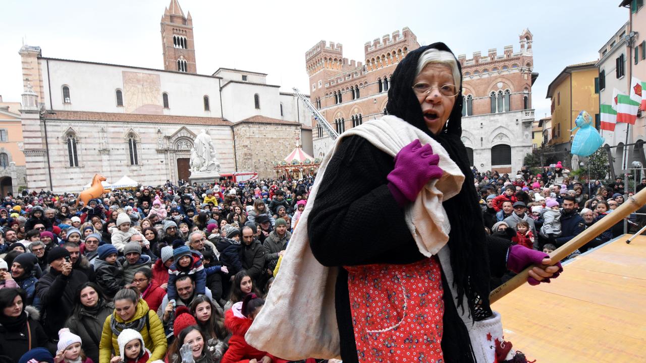 Bagno di folla per la vecchina appena atterrata in piazza Dante per la Befana Volante 2019 (foto Agenzia Bf)
