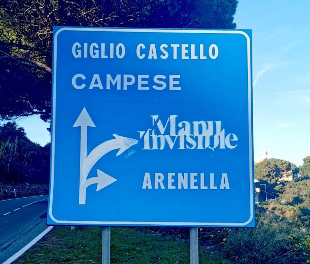 Imbratta un cartello stradale al Giglio, writer denunciato e costretto a ripulire