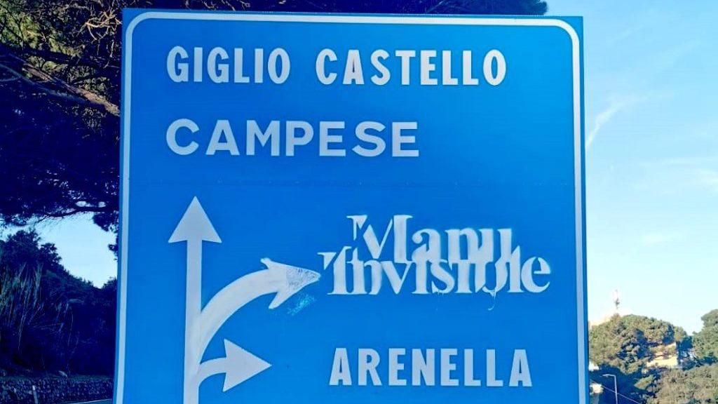 Imbratta un cartello stradale al Giglio, writer denunciato e costretto a ripulire