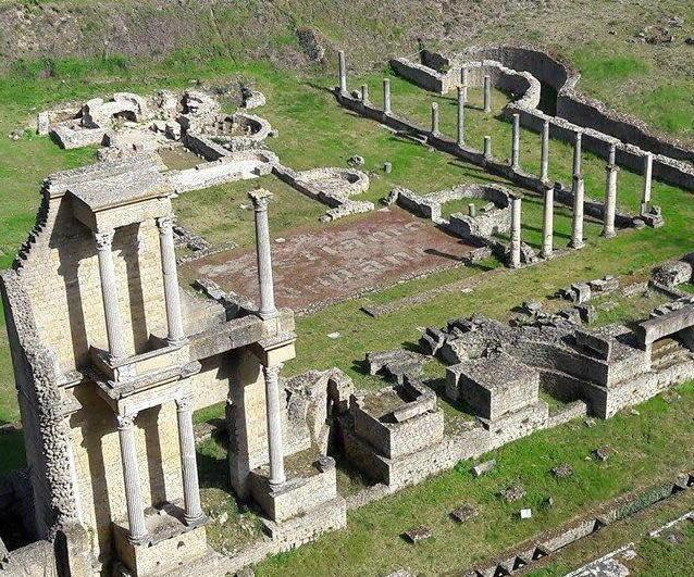 Una veduta del teatro romano di Volterra