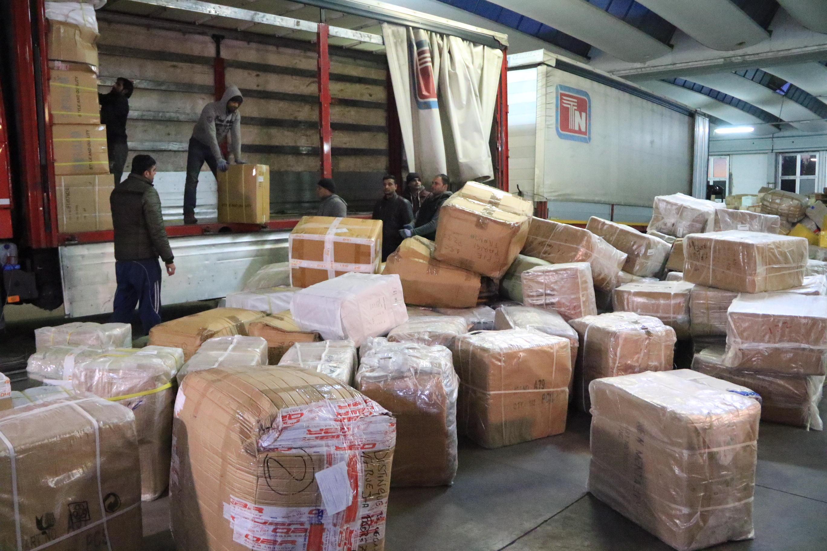 Gli agenti di polizia durante il blitz in una delle aziende di trasporti controllate nell'operazione "China truck" del 2018 che portò all'arresto di Zhang Naizhong, considerato un boss della mafia cinese