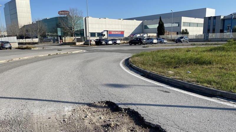 Viaggio da incubo (pieno di rischi) tra buche, tombini e asfalto sbriciolato - Foto