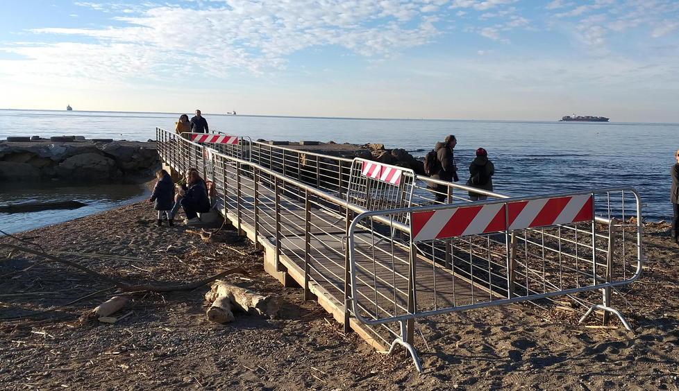 Povero lungomare tra buche, crolli e transenne 