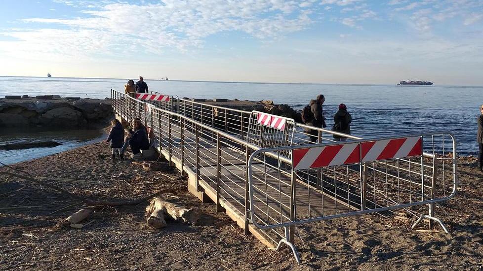 Povero lungomare tra buche, crolli e transenne