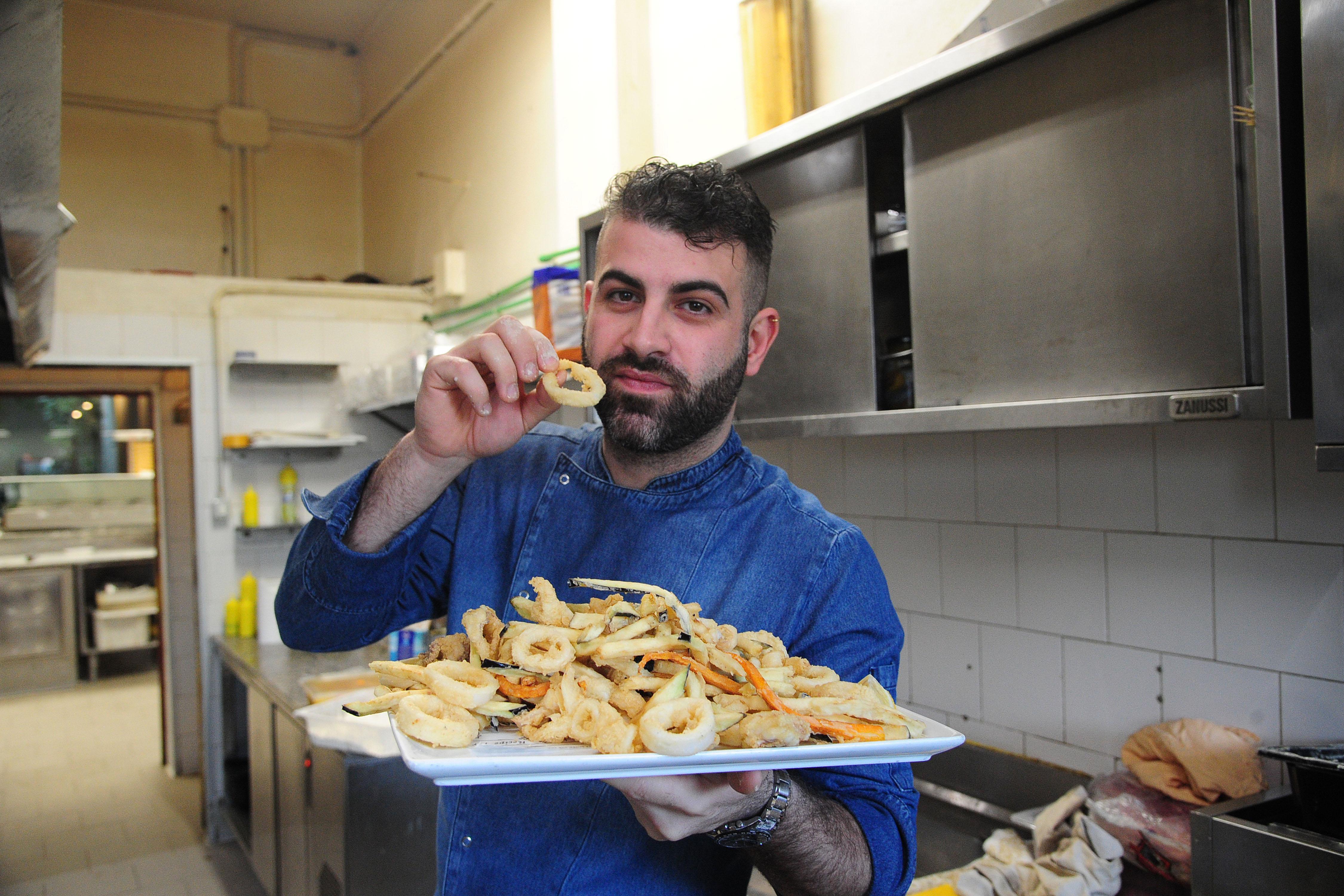 Marco e il segreto del suo fritto misto «pesce fresco e cottura perfetta» 