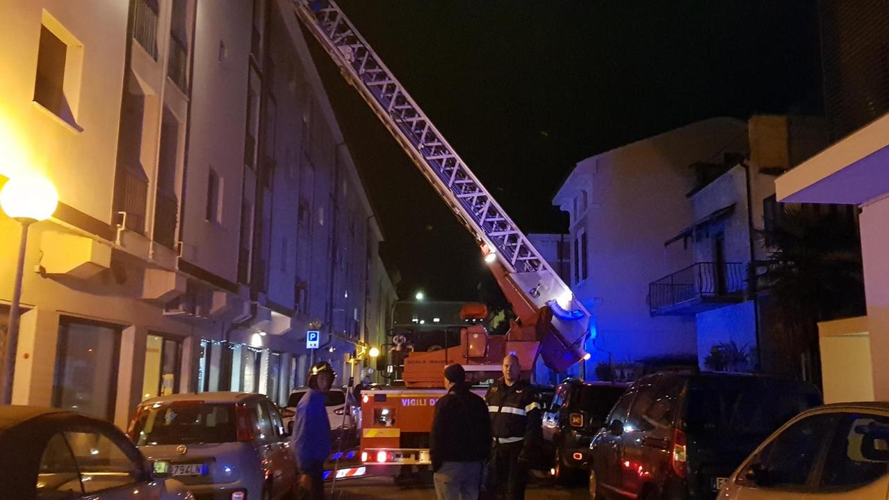 Trovato morto in casa a 35 anni