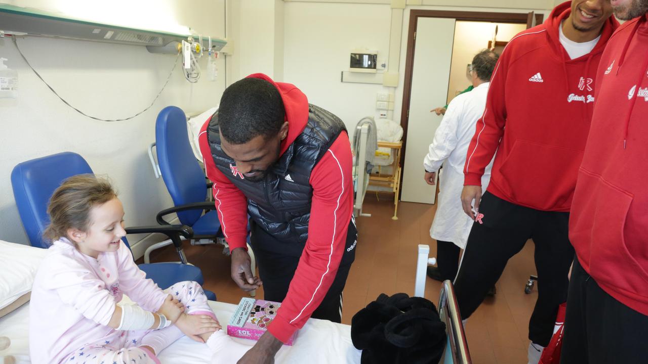 Darius Johnson-Odom scherza con una paziente del reparto