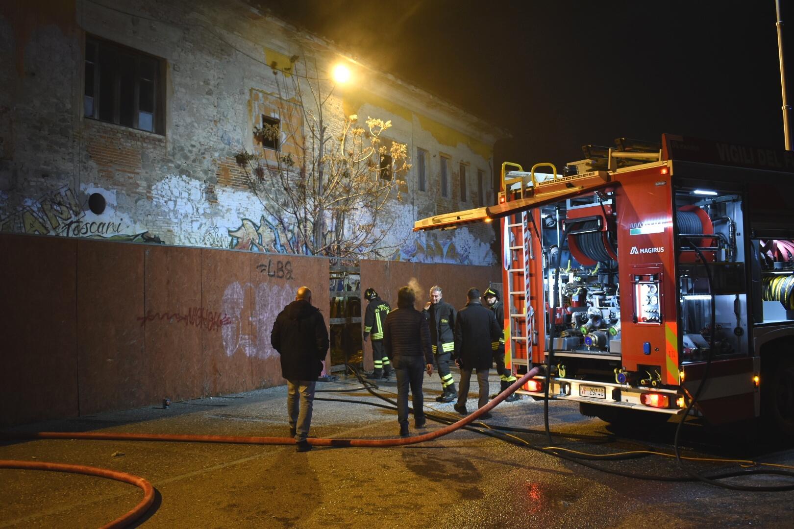 L'intervento dei vigili del fuoco (Foto Lorenzo Gori)