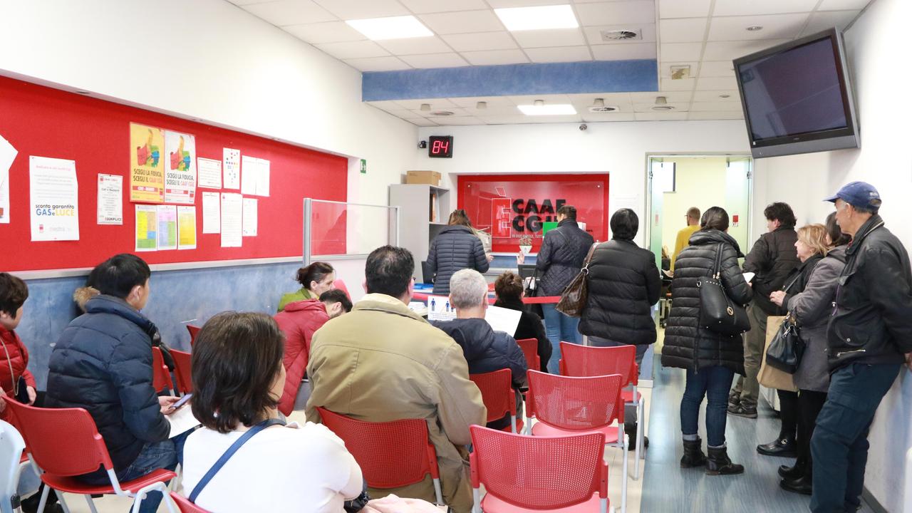Utenti in coda al Caaf Cgil per il reddito di cittadinanza