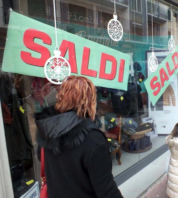 Nei negozi i saldi già cominciati Confesercenti: così non vanno 